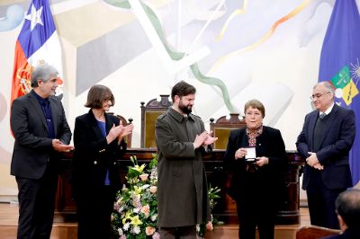 Al otorgar el reconocimiento, el CRUCH destacó que “su compromiso y reconocimiento con la educación superior se reflejó en reformas estructurales durante su segundo mandato”.